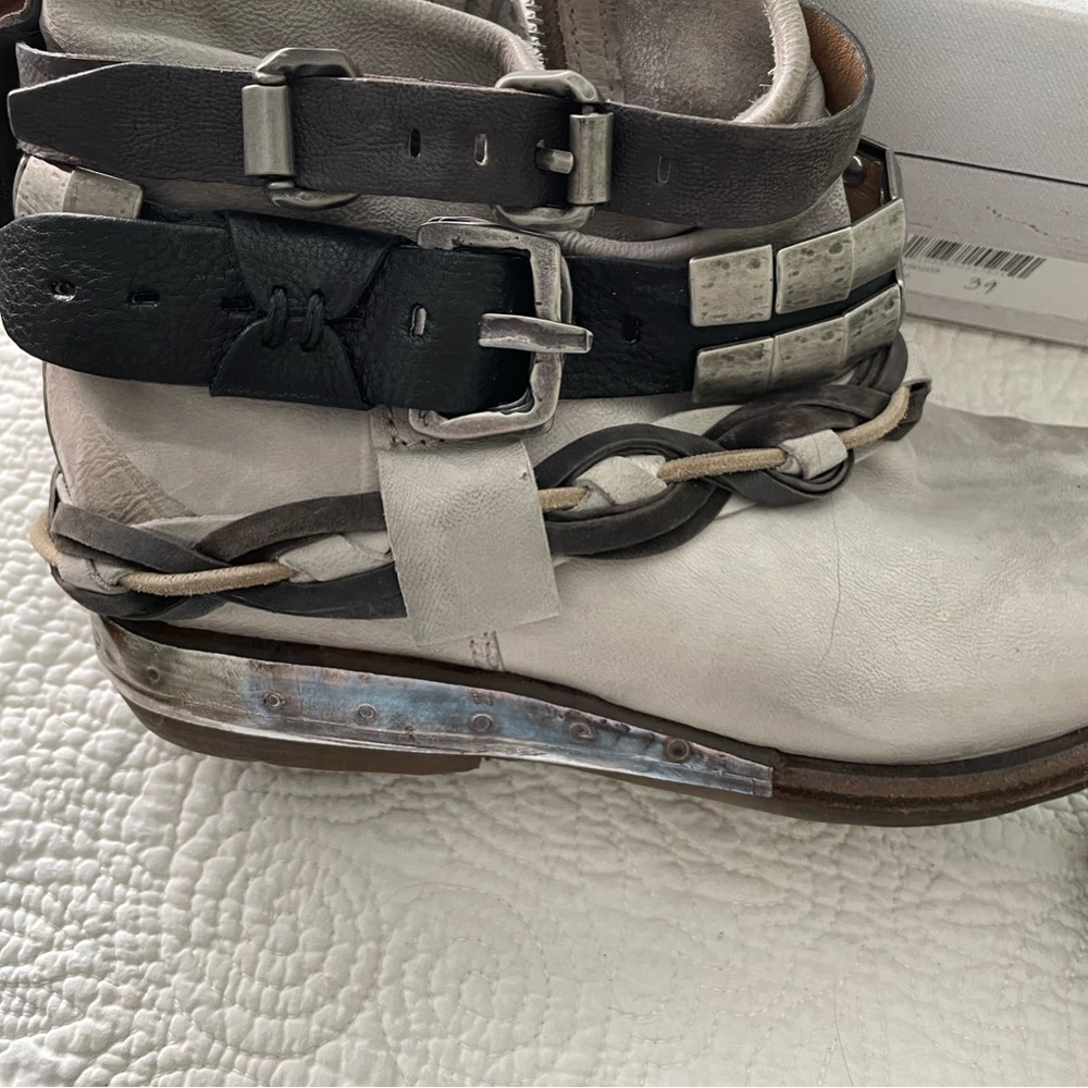 Beautiful gray and black as 98 ankle boots